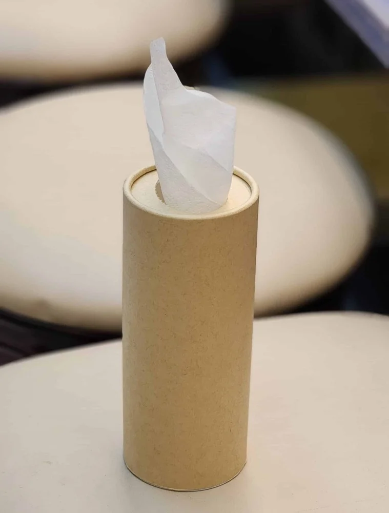 انبوب حامل مناديل السياره